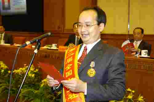 2005年10月12日，林瑞班在北京人民大会堂召开的第二届“全国十大社会公益之星”表彰大会上发表感言.jpg